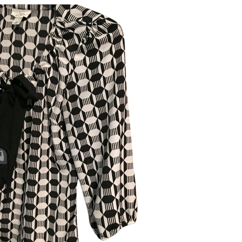 LOFT Monochrome Geometric Blouse - Picture 7 of 8